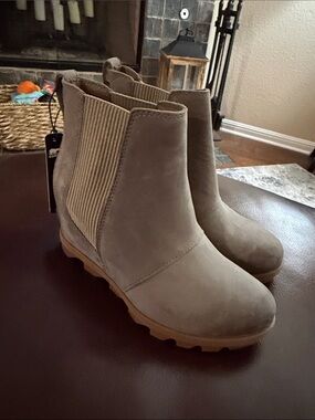Women's Joan Of Arctic
Wedge II Chelsea Bootie Size
6 Khaki/ gray